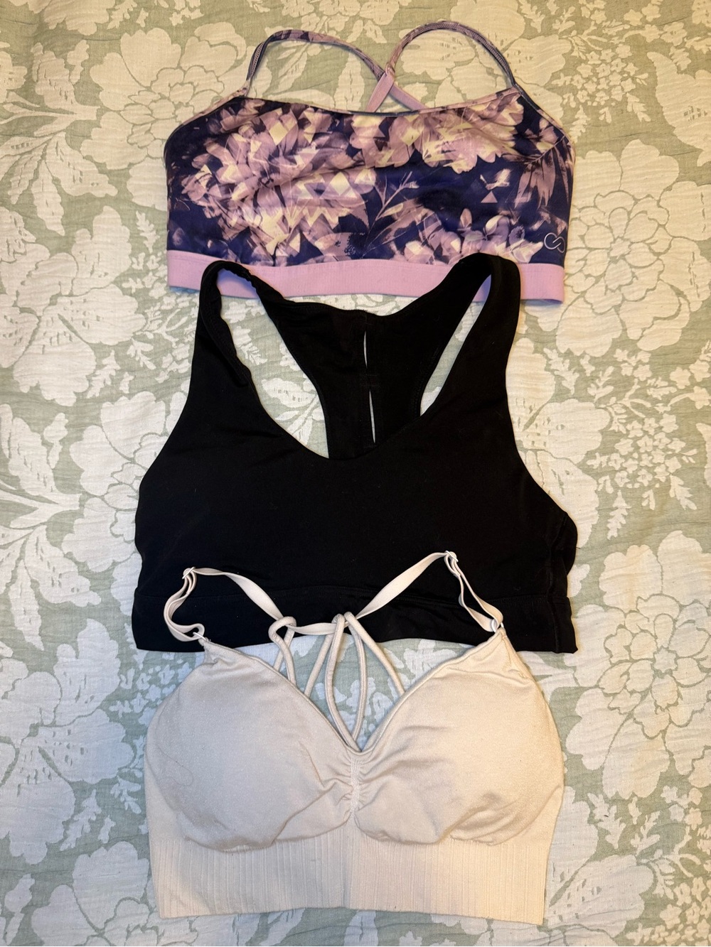 Women’s sports bras. (Set of 3)